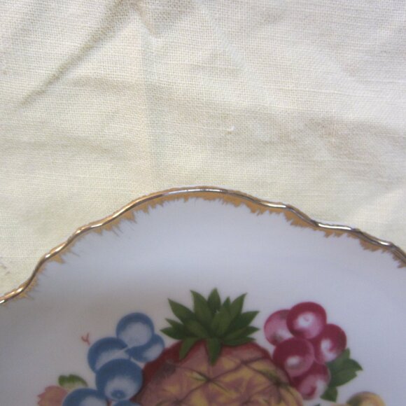 VTG DECORATIVE PLATES, FRUIT CENTER W/GOLD TRIM, PORCELAIN - Picture 4 of 7